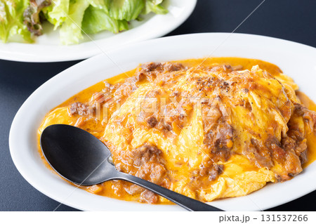 美味しいビーフシチューソース半熟卵オムライスとサラダ 美味しいビーフシチューソース半熟卵オムライスとサラダ 131537266