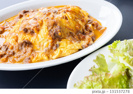 美味しいビーフシチューソース半熟卵オムライスとサラダ 美味しいビーフシチューソース半熟卵オムライスとサラダ 131537278