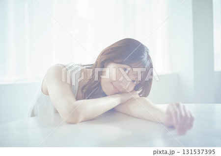 ビューティーイメージ 若い女性のポートレート 131537395
