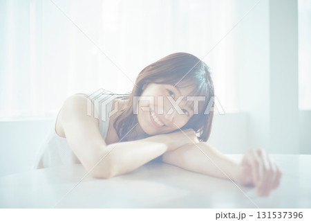 ビューティーイメージ 若い女性のポートレート 131537396
