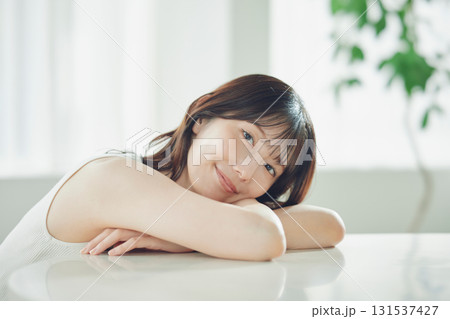 ビューティーイメージ 若い女性のポートレート ビューティーイメージ 若い女性のポートレート 131537427