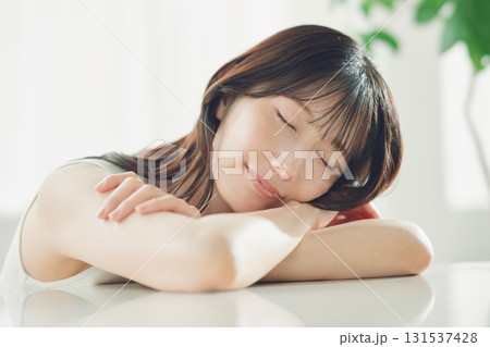 ビューティーイメージ 若い女性のポートレート ビューティーイメージ 若い女性のポートレート 131537428