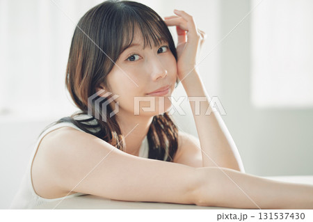 ビューティーイメージ 若い女性のポートレート 131537430