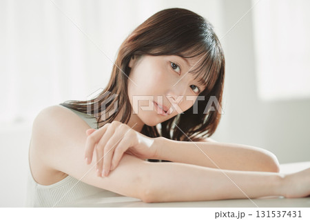ビューティーイメージ 若い女性のポートレート 131537431