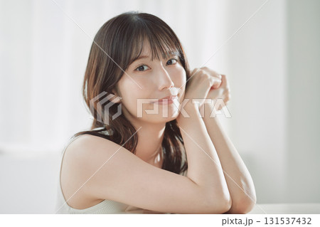 ビューティーイメージ 若い女性のポートレート 131537432