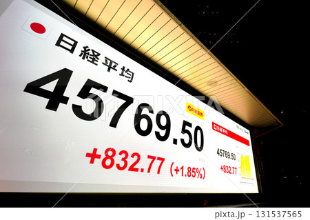 日本の東京都市景観最高値更新・4万5769円50銭。株価/終値=10月3日、日本橋兜町 日本の東京都市景観最高値更新・4万5769円50銭。株価/終値=10月3日、日本橋兜町 131537565