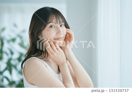 ビューティーイメージ 若い女性のポートレート 131538737