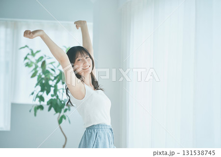 ビューティーイメージ 伸びをする女性 131538745