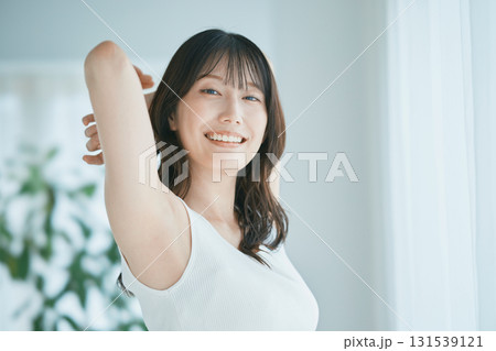 ビューティーイメージ 伸びをする女性 131539121