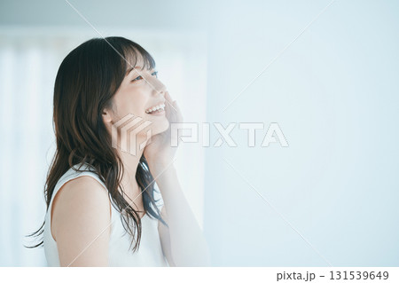 ビューティーイメージ 窓の外を眺める女性 131539649