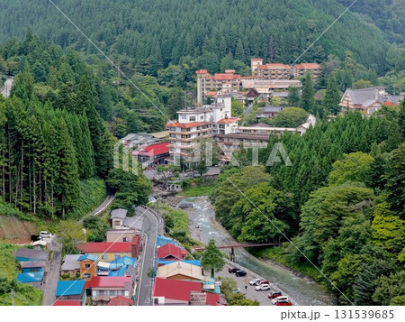 群馬県 四万温泉の温泉街と旅館群の空撮写真 131539685