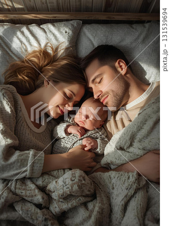 寄り添って眠る　幸せな家族のイメージ 131539694