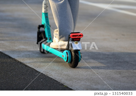 車道を走る電動キックボード　イメージ 131540033