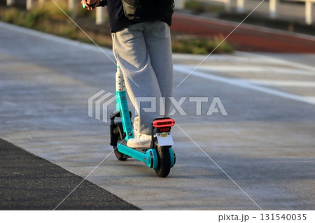車道を走る電動キックボード　イメージ 131540035