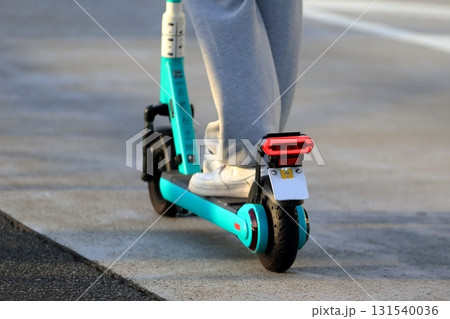 車道を走る電動キックボード イメージ 車道を走る電動キックボード イメージ 131540036