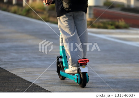 車道を走る電動キックボード イメージ 車道を走る電動キックボード イメージ 131540037