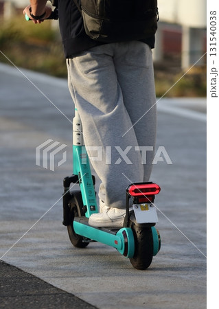 車道を走る電動キックボード　イメージ 131540038