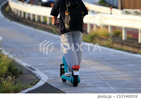 車道を走る電動キックボード　イメージ 131540039
