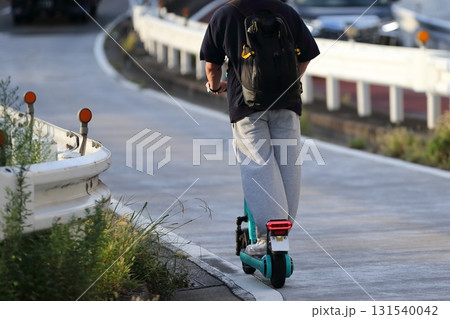 車道を走る電動キックボード　イメージ 131540042