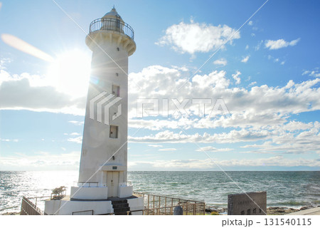 愛知・野間埼灯台と輝く太陽、伊勢湾を望む美浜町の海岸風景 愛知・野間埼灯台と輝く太陽、伊勢湾を望む美浜町の海岸風景 131540115