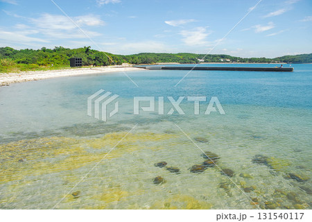 愛知・佐久島の石垣海岸と透明な海、穏やかな三河湾に広がる離島の美しい波打ち際 愛知・佐久島の石垣海岸と透明な海、穏やかな三河湾に広がる離島の美しい波打ち際 131540117