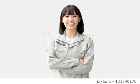 作業服を着て腕組みをする若い女性 作業服を着て腕組みをする若い女性 131540170