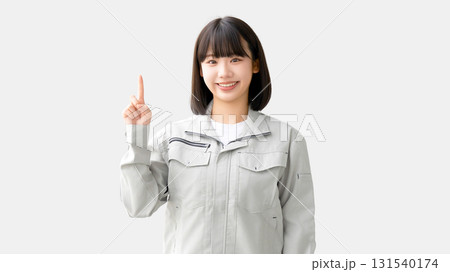 作業服を着て腕組みをする若い女性 131540174
