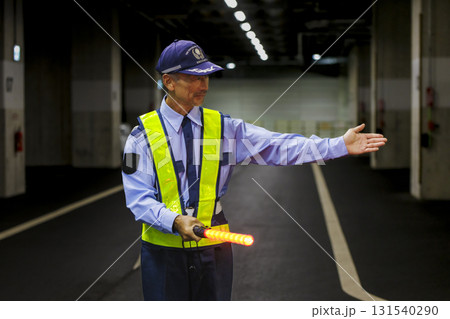 交通誘導をする警備会社のガードマン 131540290