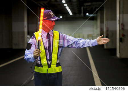 交通誘導をする警備会社のガードマン 131540306