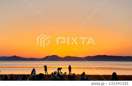 夕焼けに染まる猪苗代湖を眺める人々 131541181