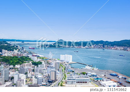 海峡ゆめタワーから望む下関市街と関門海峡 131541662