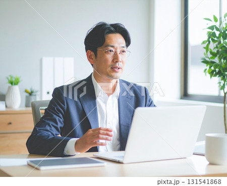 ノーネクタイの中年男性がオンライン会議で説明するビジネスシーン ノーネクタイの中年男性がオンライン会議で説明するビジネスシーン 131541868