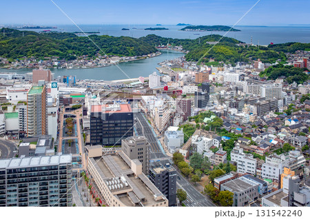 海峡ゆめタワーから望む下関市街と北九州市 131542240