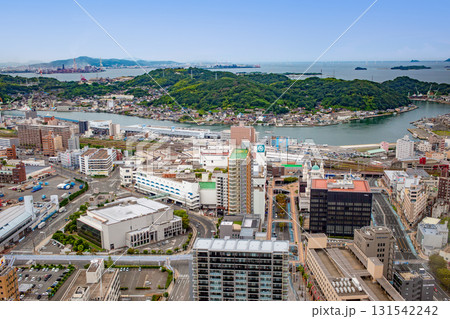 海峡ゆめタワーから望む下関市街と北九州市 131542242