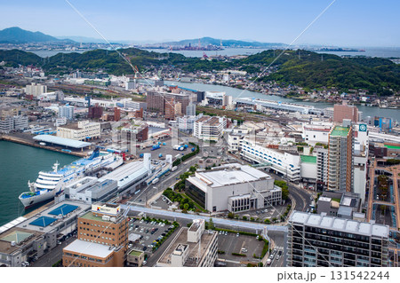 海峡ゆめタワーから望む下関市街と北九州市 131542244