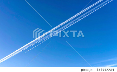 澄んだ青空を一直線に横切る飛行機雲のシャープな軌跡 131542284