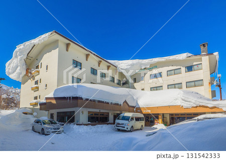 屋根に巨大な雪庇ができた志賀高原のスキーリゾートホテル (長野県、山ノ内町) 屋根に巨大な雪庇ができた志賀高原のスキーリゾートホテル (長野県、山ノ内町) 131542333