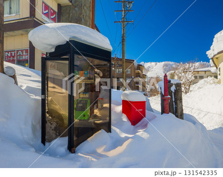 快晴の志賀高原ほたる温泉にある雪に覆われた電話ボックス (長野県、山ノ内町) 快晴の志賀高原ほたる温泉にある雪に覆われた電話ボックス (長野県、山ノ内町) 131542335
