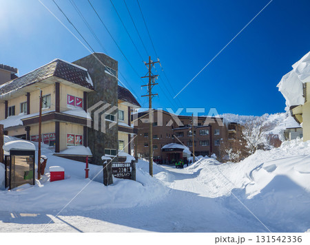 志賀高原ほたる温泉のスキーレンタルショップやホテルが並ぶ冬の町並み (長野県、山ノ内町) 131542336