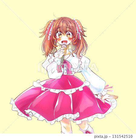 マイクを持って歌う女性アイドル 131542510
