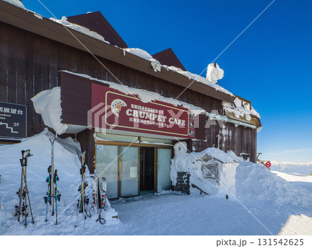 横手山山頂のカフェと休憩中のスキーヤーたちのスキー板 (長野県、山ノ内町) 横手山山頂のカフェと休憩中のスキーヤーたちのスキー板 (長野県、山ノ内町) 131542625