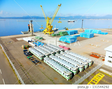 秋の北海道函館市函館港コンテナターミナルの風景を空撮 131544292