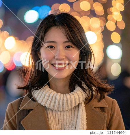 イルミネーションの街で笑顔の女性ポートレート 131544604