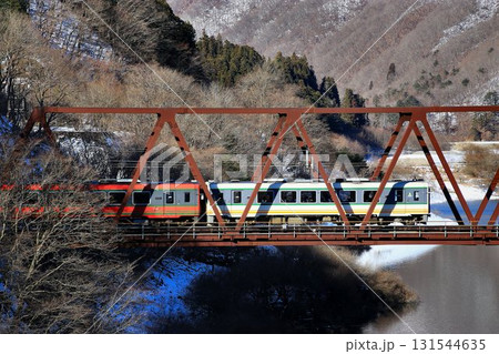 『雪景色の五十里湖』鉄路は南会津へ…　野岩鉄道・五十里橋梁を渡る【AIZUマウントエキスプレス】 131544635