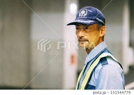 交通誘導をする警備会社のガードマン 交通誘導をする警備会社のガードマン 131544779