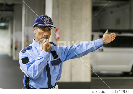 笛を吹く警備員 131544985