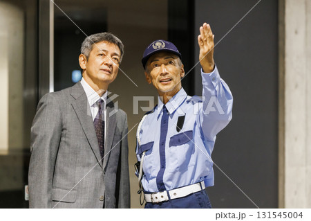 施設案内をする警備員 131545004
