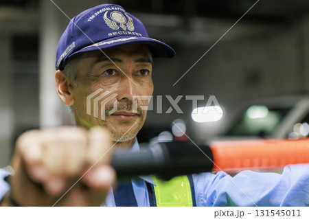 交通誘導をする警備会社のガードマン 交通誘導をする警備会社のガードマン 131545011