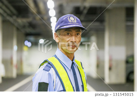 交通誘導をする警備会社のガードマン 131545015