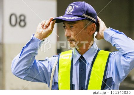 警備会社のガードマン 131545020